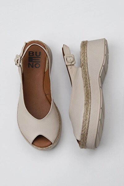 Bueno Shoes صندل نسائي بكعب عريض من الجلد الكريمي 01wy8200
