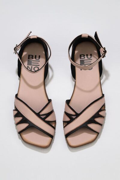 Bueno Shoes Γυναικεία φλατ σανδάλια από δέρμα σε σκόνη 01wu1809