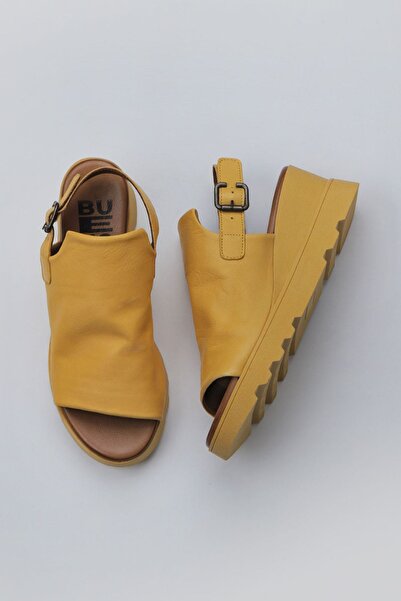 Bueno Shoes Κίτρινα δερμάτινα γυναικεία πέδιλα με σφήνα τακούνι - 01wy8603