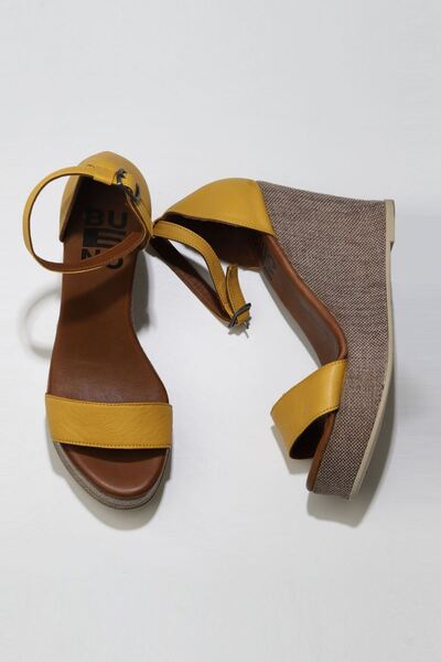 Bueno Shoes Κίτρινα δερμάτινα γυναικεία πέδιλα με σφήνα τακούνι 01wu7200