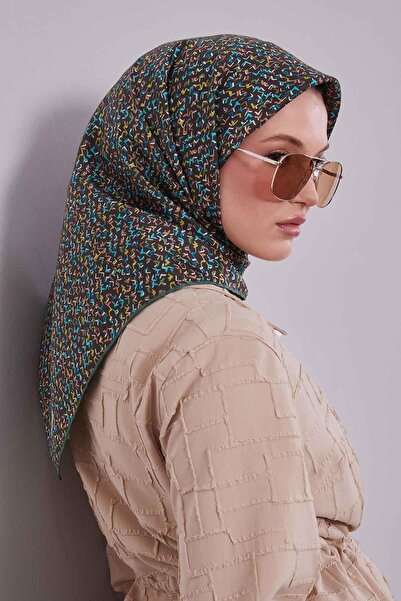 Levidor وشاح حريري من التويل بتفاصيل كتابية صغيرة باللون البني المر