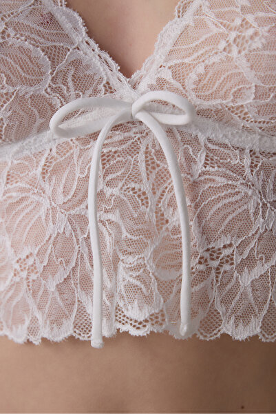 Penti Crop-Bralette aus floraler Spitze mit cremefarbenen Accessoires