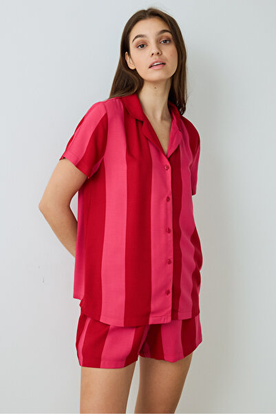 Penti Piros For You csíkos mintás ing galléros rövid ujjú pizsama szett rövidnadrággal