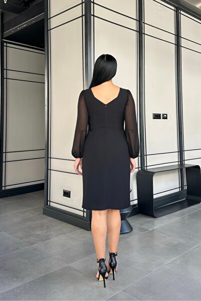 PER LEI Siyah Büyük Beden Beşgen Yaka Uzun Şifon Kol Yırtmaç Detaylı Kısa Abiye Elbise