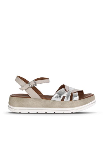 Bueno Shoes Ασημί γυαλιστερό δερμάτινο γυναικείο φλατ σανδάλια 01we3400