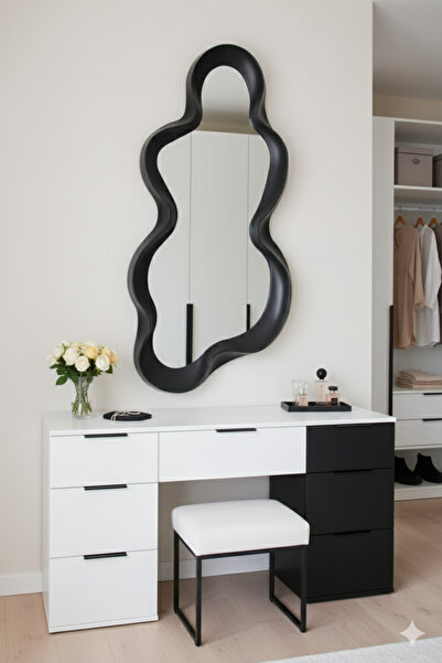Generic An elegant mirror with a luxurious frame adds a touch of sophistication to any space. 100 x 49 cm