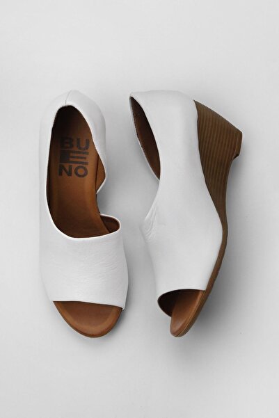 Bueno Shoes Γυναικεία δερμάτινα πέδιλα με σφήνα τακούνια σε λευκό χρώμα - 01w...