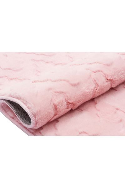 Pudra Pembe Piramit Desenli Peluş Halı – Kaymaz Tabanlı Şık Ev Dekoru PİRAMİT