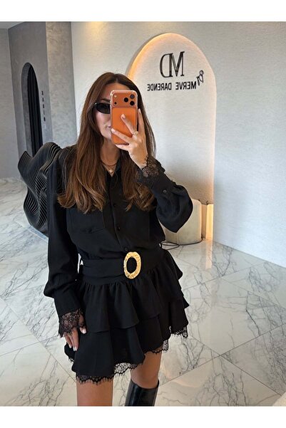 By Merve Darende Siyah Dantel Detaylı Gold Toka Kemerli Elbise