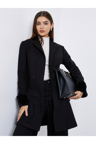 Styli معطف أسود طويل من الصوف مع تفاصيل من الفرو الصناعي