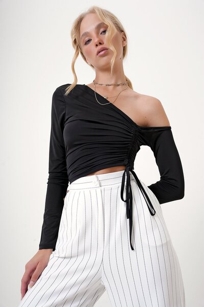 Trend Alaçatı Stili Kadın Siyah Asimetrik Yaka Büzgülü Sandy Crop Bluz Alc-X1...