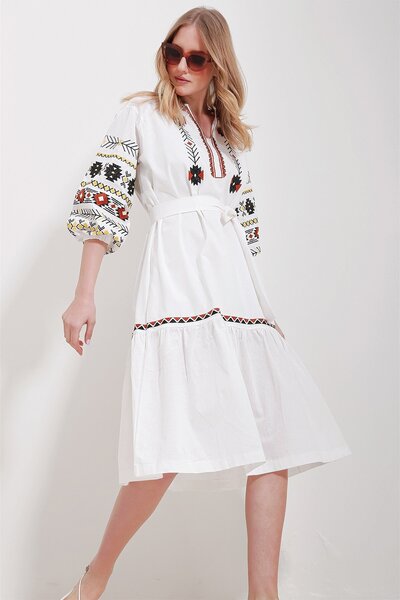 Trend Alaçatı Stili Γυναικείο μανίκι μπαλόνι γιακά λευκό Judge με επένδυση με κέντημα ζώνης Κεντημένο φόρεμα ALC-X11571