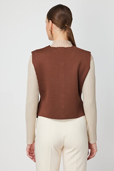 ON Zero-Neck Buttoned Knit Vest