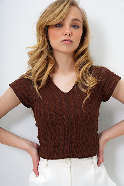 Trend Alaçatı Stili Dámská hnědá přední zadní výstřih do V prolamovaná letní pletená halenka ALC-X14147