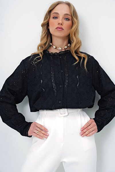 Trend Alaçatı Stili Kadın Siyah Yakası Fırfırlı Nakış İşlemeli Fisto Gömlek ALC-X13356