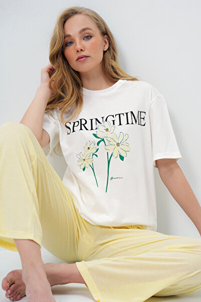 Trend Alaçatı Stili Kadın Tereyağı Sarısı Bisiklet Yaka Baskılı T-Shirt Ve Düz Renk Pantolonlu Pijama Takımı PJM-X13883