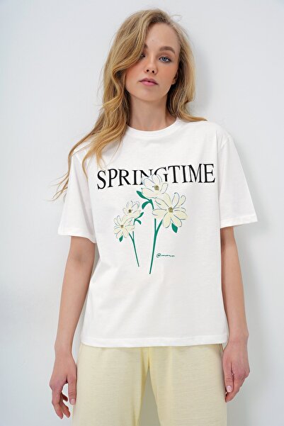 Trend Alaçatı Stili Kadın Tereyağı Sarısı Bisiklet Yaka Baskılı T-Shirt Ve Düz Renk Pantolonlu Pijama Takımı PJM-X13883