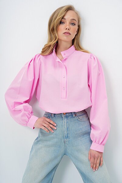 Trend Alaçatı Stili Dámská růžová halenka s límečkem Hakim s polovičním zapínáním na knoflíky a balonovými rukávy z popelínu ALC-X14059