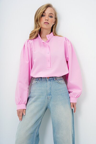 Trend Alaçatı Stili Dámská růžová halenka s límečkem Hakim s polovičním zapínáním na knoflíky a balonovými rukávy z popelínu ALC-X14059