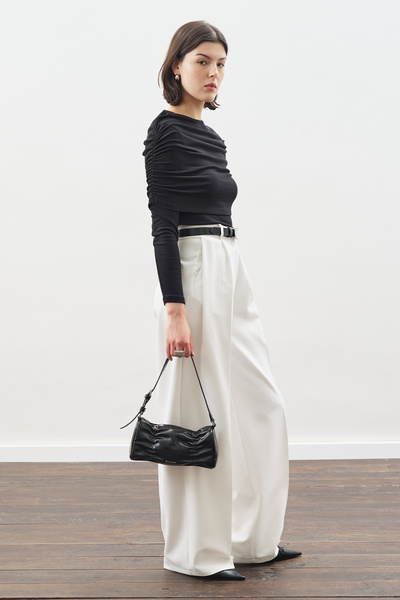 Manuka ΜΠΛΟΥΖΑ ΜΕ ΛΕΠΤΟΜΕΡΗ ΣΧΕΔΙΑΣΜΟΥ ΜΑΥΡΗ