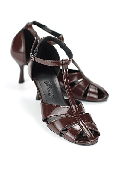 Gökhan Talay حذاء نسائي كلاسيكي بكعب من Queenn مصنوع من الجلد باللون البني