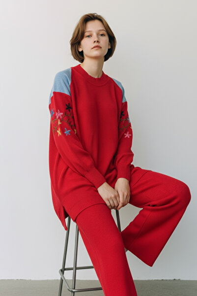 NEWCO Women's Floral Embroidered Knit Top – Denim Look with Shoulder Detail, Casual Chic Design