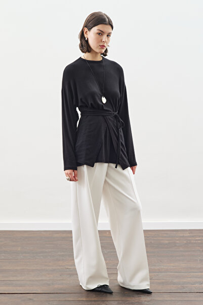 Manuka ΜΠΛΟΥΖΑ ΜΕ ΣΧΕΔΙΟ ΚΟΡΔΟΝΙ ΣΤΗΝ ΜΕΡΙΔΑ ΤΗΣ ΜΕΡΙΔΑΣ ΜΑΥΡΗ