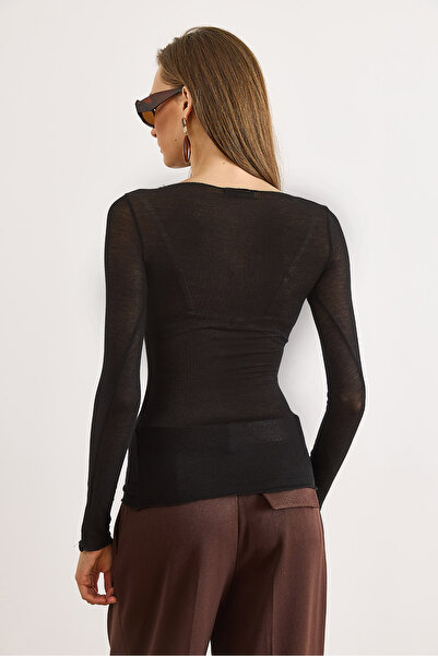 Olalook Γυναικεία μαύρη μπλούζα με λαιμόκοψη με λεπτή διάφανη επένδυση BLZ-19003168