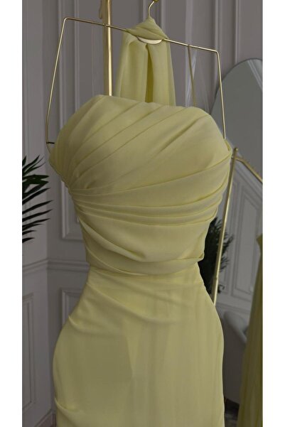 MALAZ A charmingly elegant dress in a sun-colored hue: a light yellow evening gown.