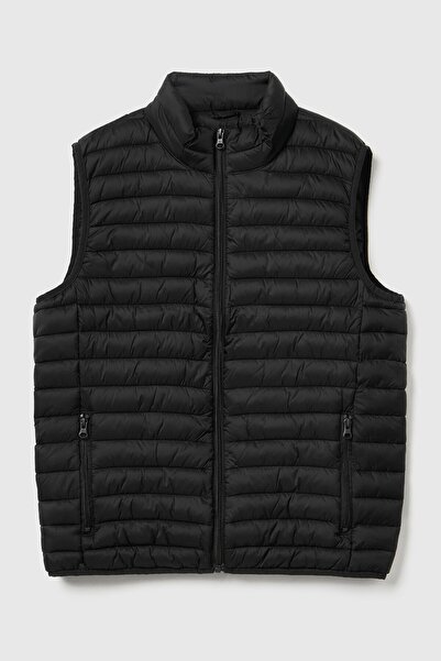United Colors of Benetton Men's Black Vest (Model Code:124A2Ba2Uj005)