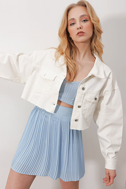 Trend Alaçatı Stili Dámská bílá bunda Crop Jean Jacket ALC-X9818 vpředu s dvojitou kapsou na knoflíky