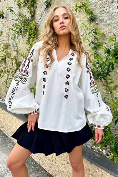 Trend Alaçatı Stili Γυναικεία μπλούζα με κεντητό μπαλόνι, λευκό γιακά κριτής, ποπλίνα, πλεκτή μπλούζα ALC-X12141
