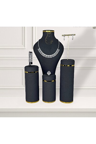 Un Elegant Silver Jewelry Set