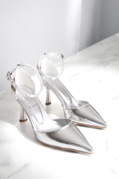 Adesso Store Gümüş Işıltı: Parlak Topuklu Ayakkabı
