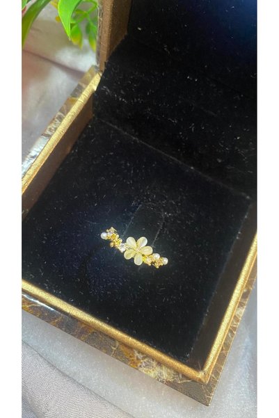 GAMZELİRENKLERİM Minimal Daisy Detail Ring with Rice Pearls and Zircon Stone Design, Gold Steel Adjustable