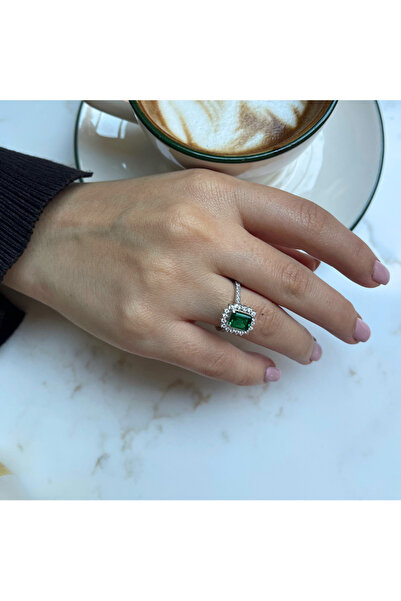 Amora Perla Jewelry Zümrüt Yeşili Baget Halo Model 925 Ayar Gümüş Yüzük