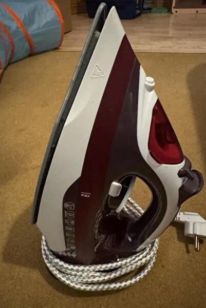 toyigoo New Generation Red Steam Iron 2200 Watt High Steam Power with Ceramic Soleplate - Tygo3572-306