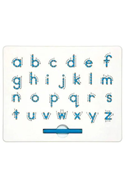 Krista Învață literele mici de pe tabla alfabetului cu un creion magnetic