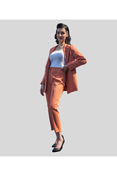 MQ A formal outfit that's both casual and classic