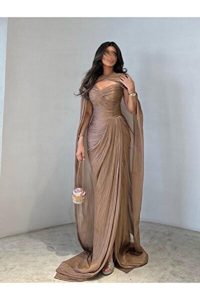 hind fashion Luxurious brown evening dress with elegant, classic embroidery.