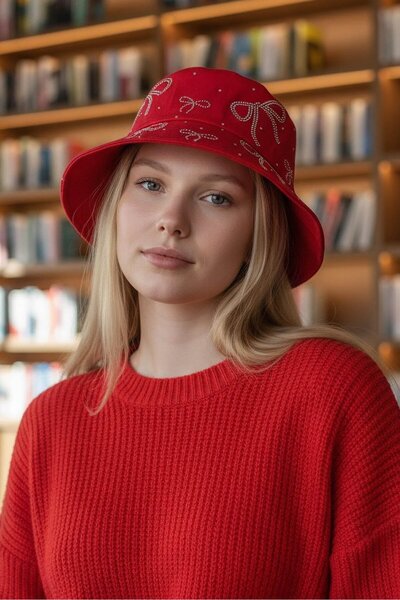 TAKIŞTIR قبعة بتصميم مفصل بتفاصيل حجرية وشريط أحمر اللون