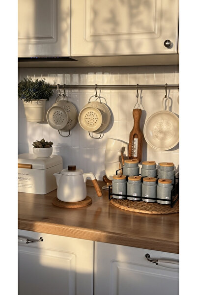Generic This spice and seasoning storage jar set features a perfect design that adds a stunning touch to your kitchen decor.