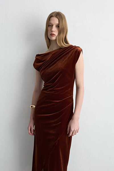 Gusto Asimetrik Omuzlu Kadife Uzun Elbise - Kiremit