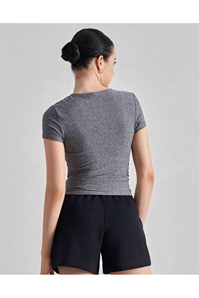 Alo slim yoga outfit with quick drying and sweat wicking top