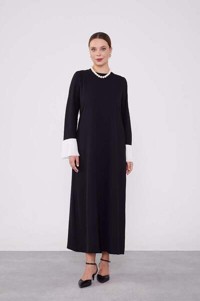 Levidor Μαύρο φόρεμα με πλισέ σιφόν