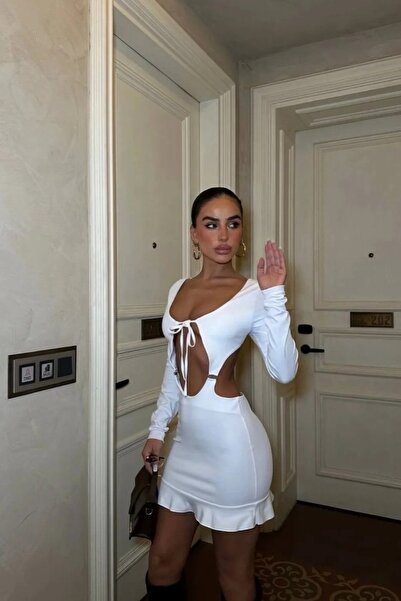 Stil Sepeti Kadın Beyaz V Yaka Uzun Kollu Sırt Dekolteli Kanca Detaylı Mini E...