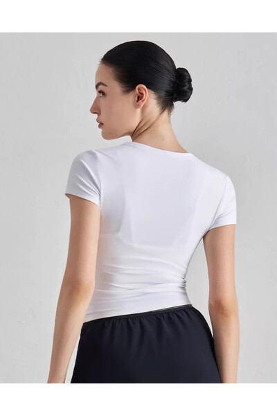 Alo slim yoga outfit with quick drying and sweat wicking top