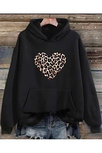 herkesemoda سويت شيرت بغطاء رأس بتفاصيل طباعة على شكل قلب باللون الأسود