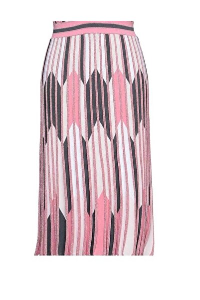 D.Exterior pink skirt