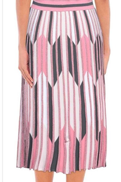 D.Exterior pink skirt